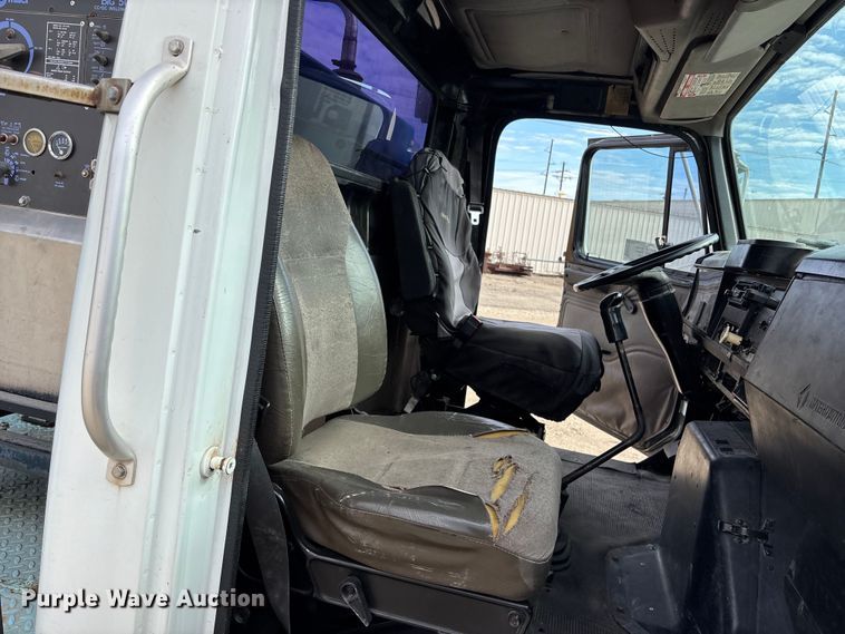 image for item EA4678 2001 International 4900 utility / service truck