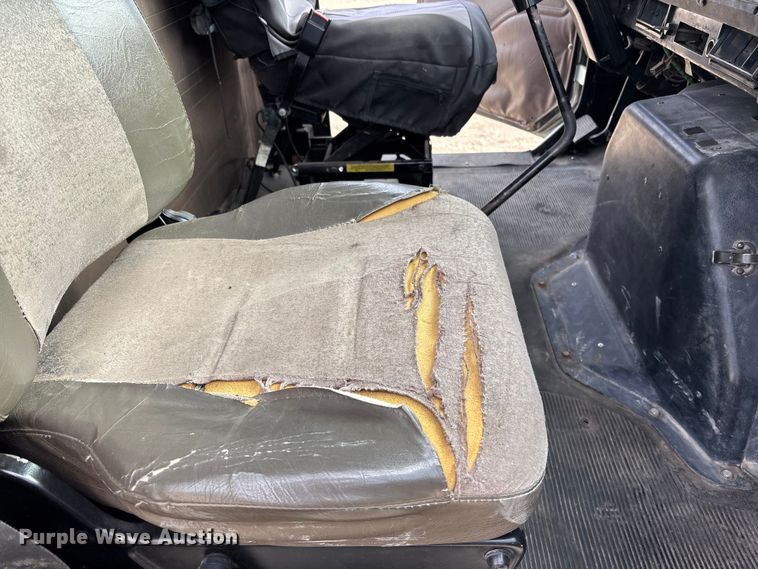 image for item EA4678 2001 International 4900 utility / service truck