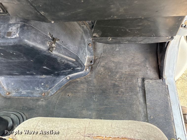 image for item EA4678 2001 International 4900 utility / service truck