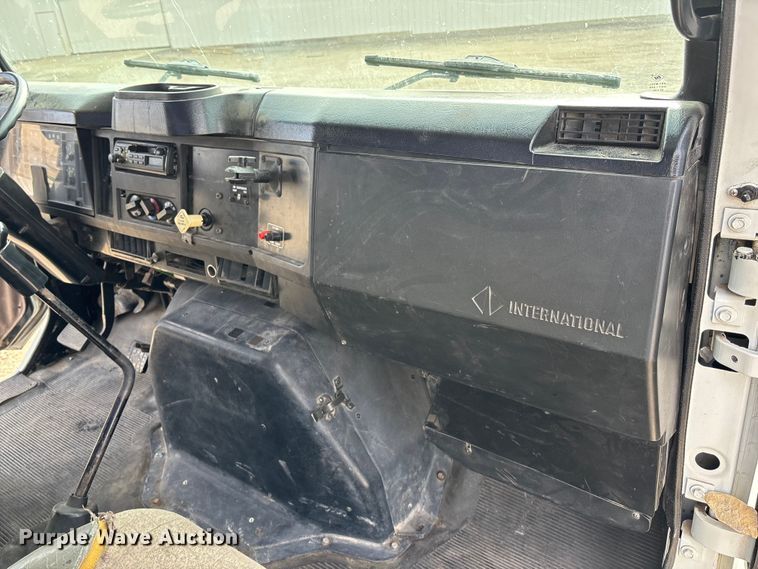 image for item EA4678 2001 International 4900 utility / service truck