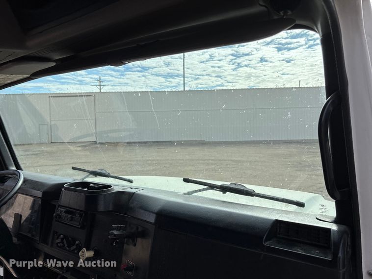 image for item EA4678 2001 International 4900 utility / service truck