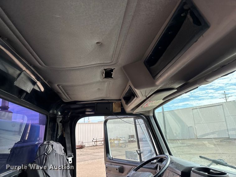 image for item EA4678 2001 International 4900 utility / service truck