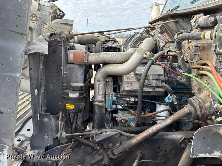 image for item EA4678 2001 International 4900 utility / service truck