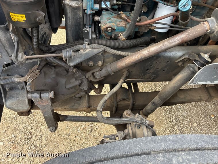 image for item EA4678 2001 International 4900 utility / service truck