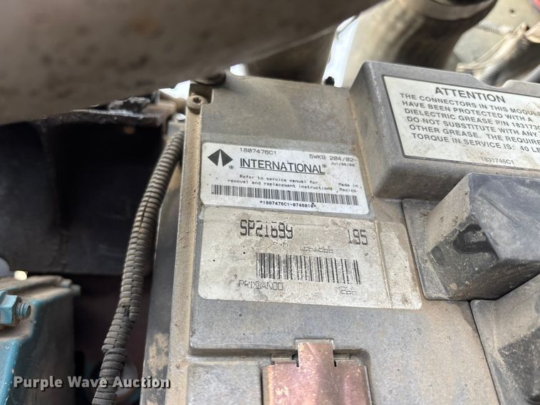 image for item EA4678 2001 International 4900 utility / service truck