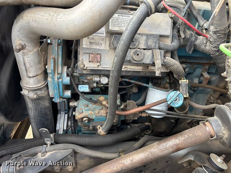 image for item EA4678 2001 International 4900 utility / service truck