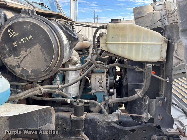 image for item EA4678 2001 International 4900 utility / service truck