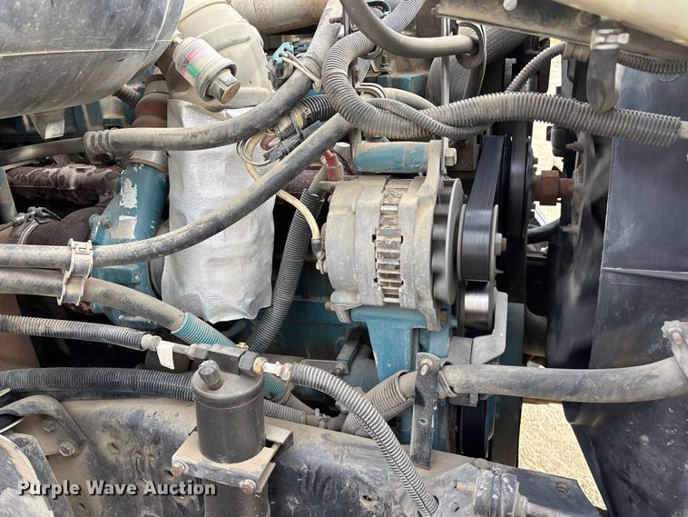 image for item EA4678 2001 International 4900 utility / service truck