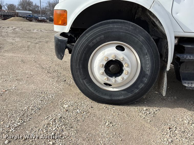 image for item EA4678 2001 International 4900 utility / service truck