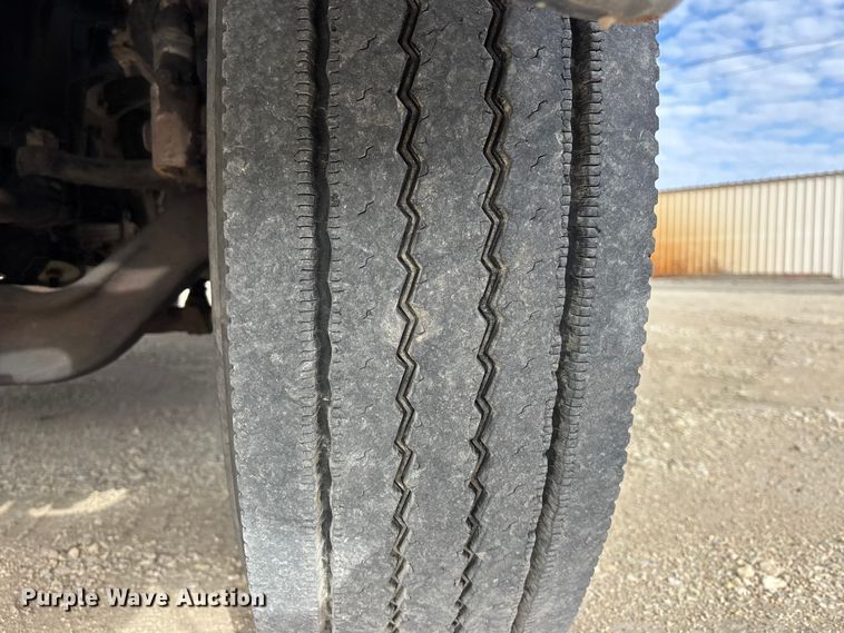 image for item EA4678 2001 International 4900 utility / service truck