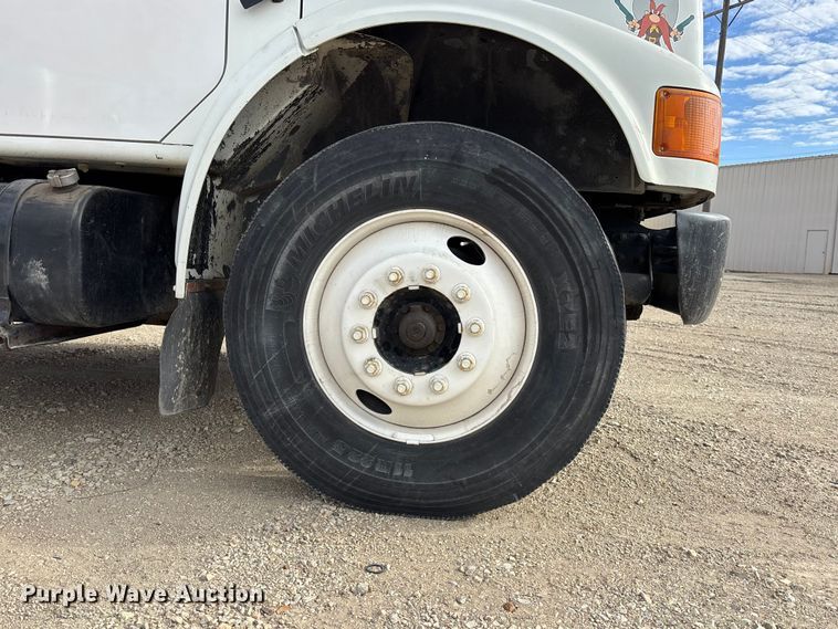 image for item EA4678 2001 International 4900 utility / service truck