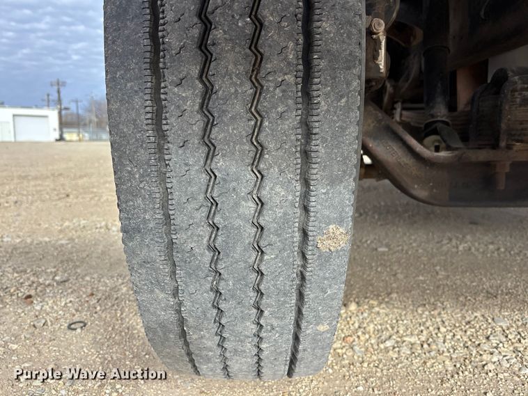 image for item EA4678 2001 International 4900 utility / service truck