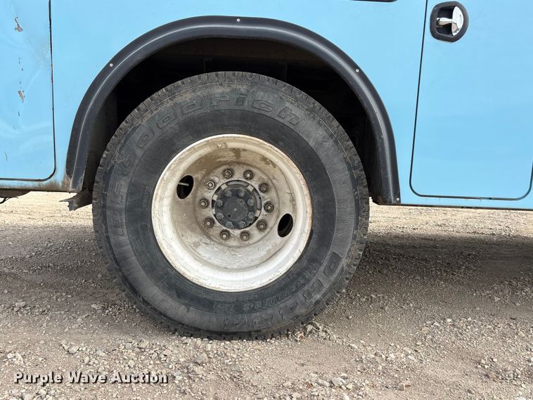 image for item EA4678 2001 International 4900 utility / service truck