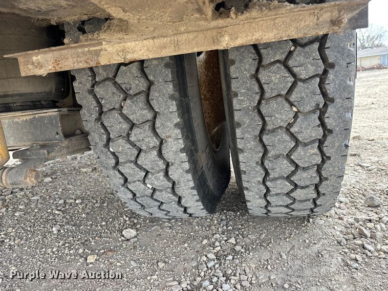 image for item EA4678 2001 International 4900 utility / service truck