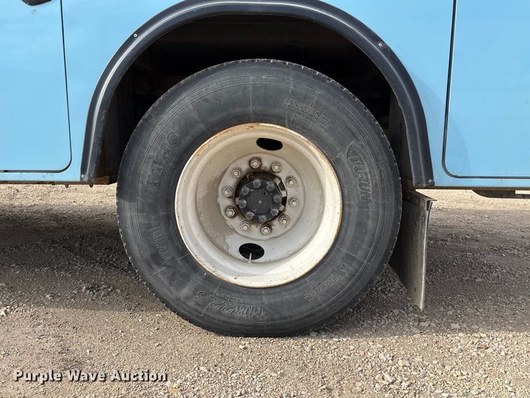 image for item EA4678 2001 International 4900 utility / service truck