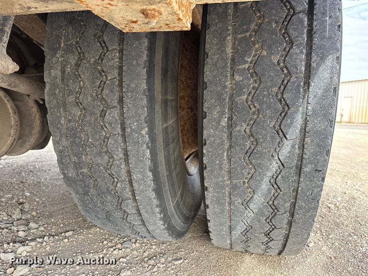 image for item EA4678 2001 International 4900 utility / service truck