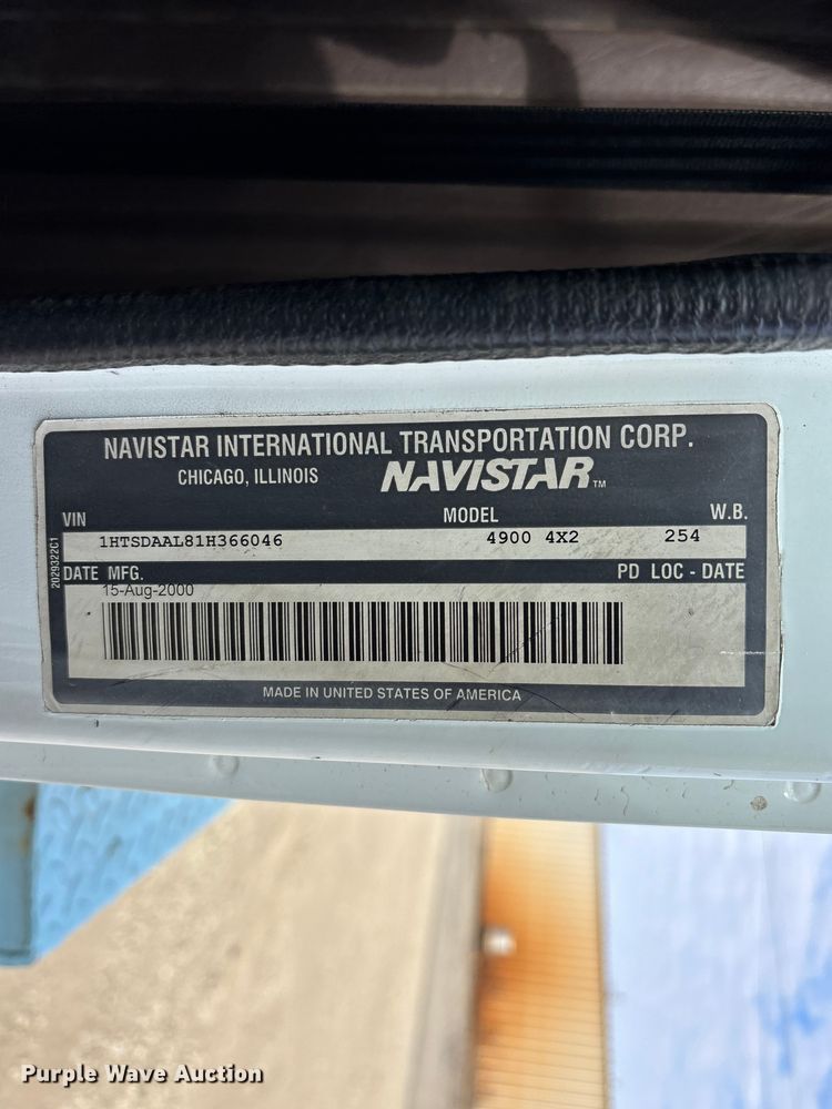 image for item EA4678 2001 International 4900 utility / service truck