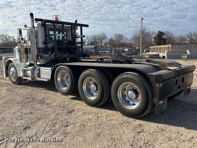 image for item EA4679 1992 Peterbilt 379 semi truck