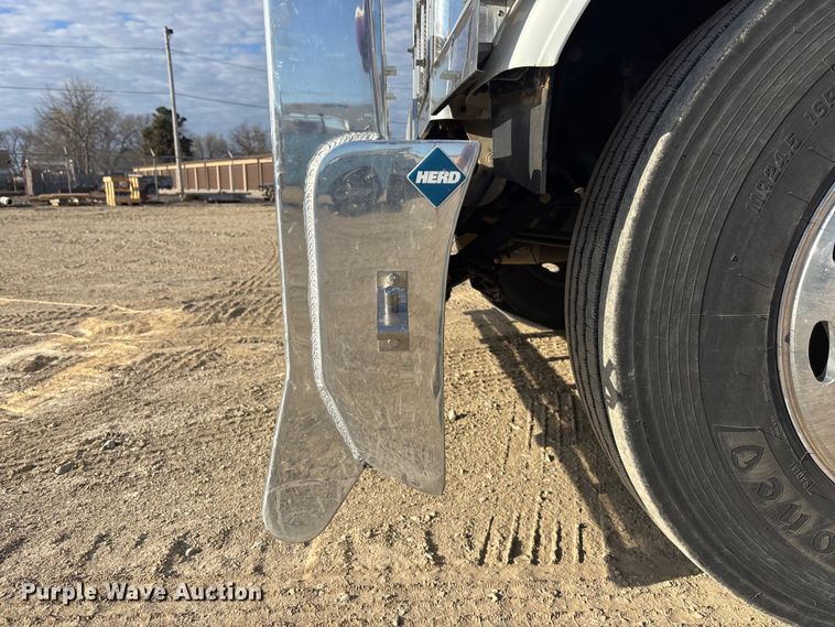 image for item EA4679 1992 Peterbilt 379 semi truck