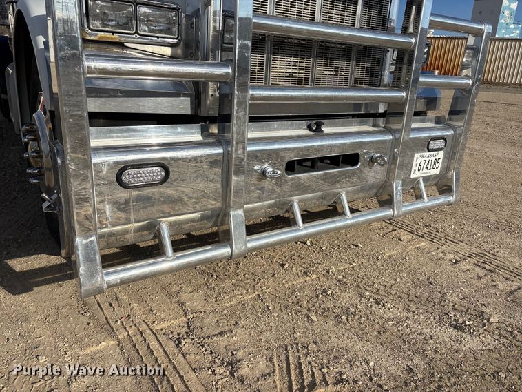 image for item EA4679 1992 Peterbilt 379 semi truck