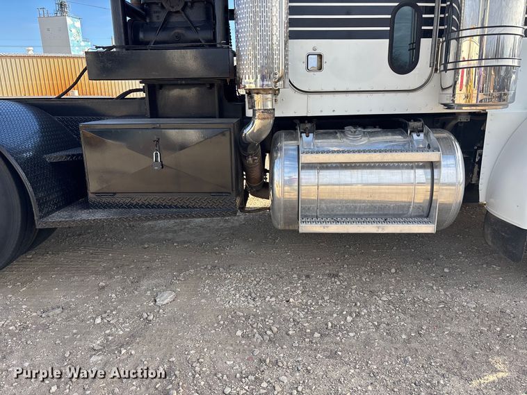 image for item EA4679 1992 Peterbilt 379 semi truck