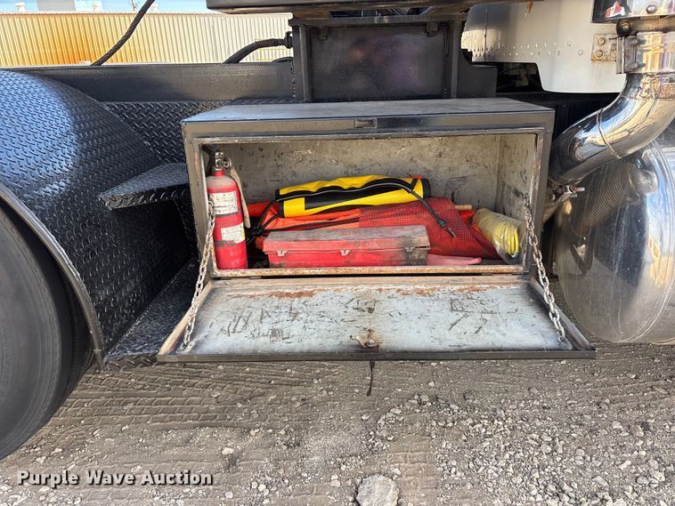 image for item EA4679 1992 Peterbilt 379 semi truck