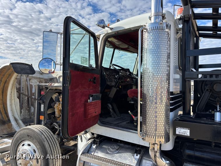 image for item EA4679 1992 Peterbilt 379 semi truck