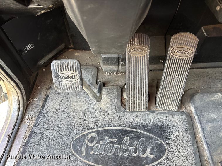 image for item EA4679 1992 Peterbilt 379 semi truck