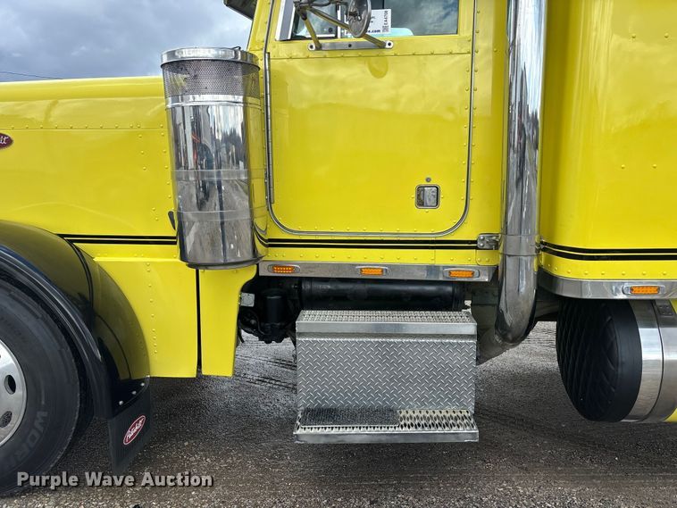 image for item EA4708 2003 Peterbilt 379 semi truck