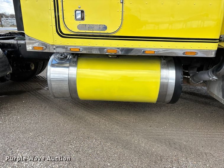 image for item EA4708 2003 Peterbilt 379 semi truck