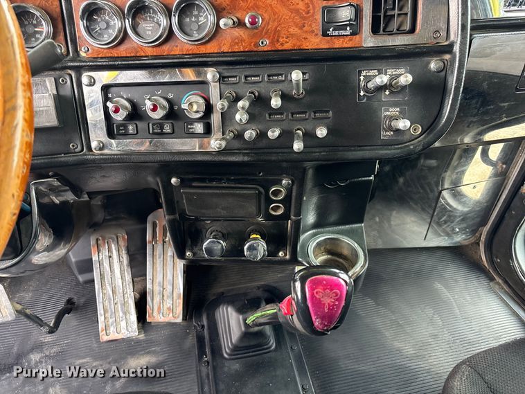 image for item EA4708 2003 Peterbilt 379 semi truck