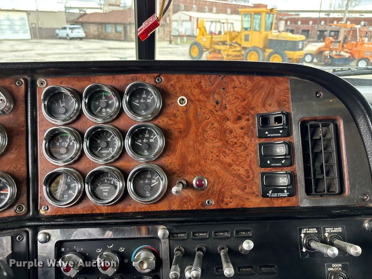 image for item EA4708 2003 Peterbilt 379 semi truck