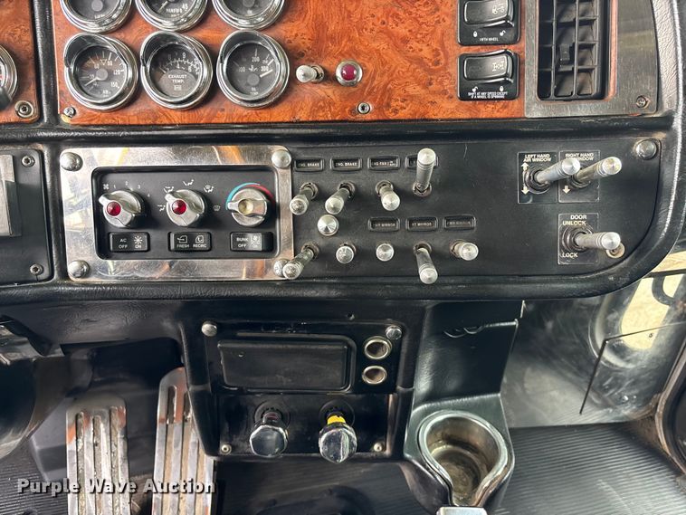 image for item EA4708 2003 Peterbilt 379 semi truck