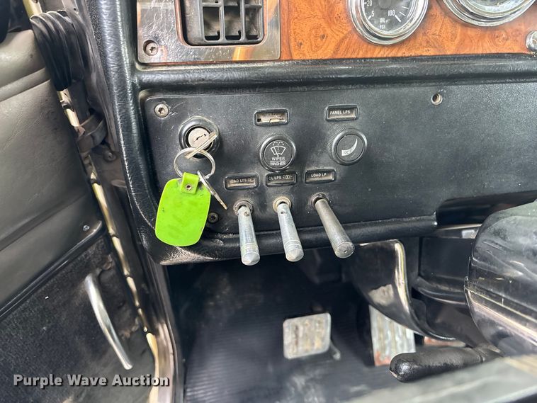 image for item EA4708 2003 Peterbilt 379 semi truck