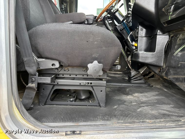 image for item EA4708 2003 Peterbilt 379 semi truck