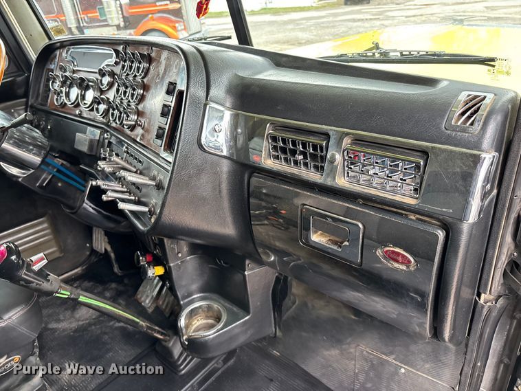 image for item EA4708 2003 Peterbilt 379 semi truck