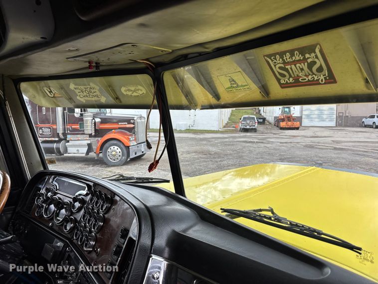 image for item EA4708 2003 Peterbilt 379 semi truck