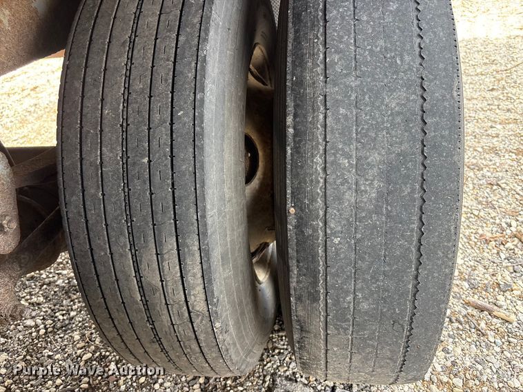 image for item EA4712 1995 Utility VS2D dry van trailer