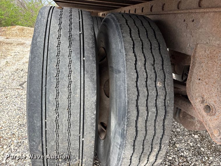 image for item EA4712 1995 Utility VS2D dry van trailer