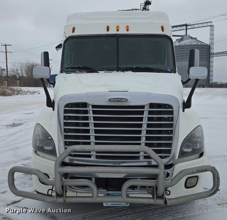 image for item EB1279 2015 Freightliner Cascadia semi truck