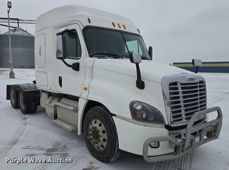 image for item EB1279 2015 Freightliner Cascadia semi truck