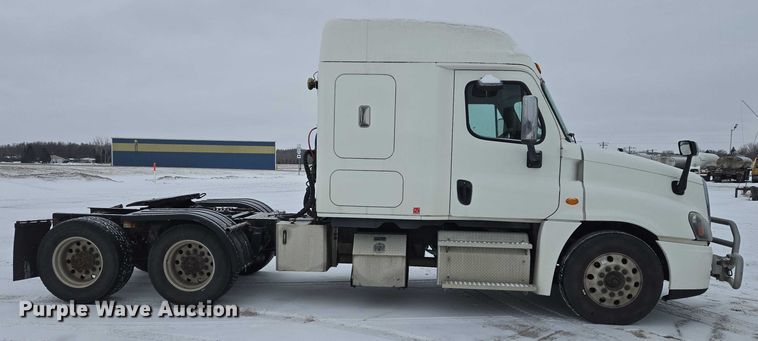 image for item EB1279 2015 Freightliner Cascadia semi truck