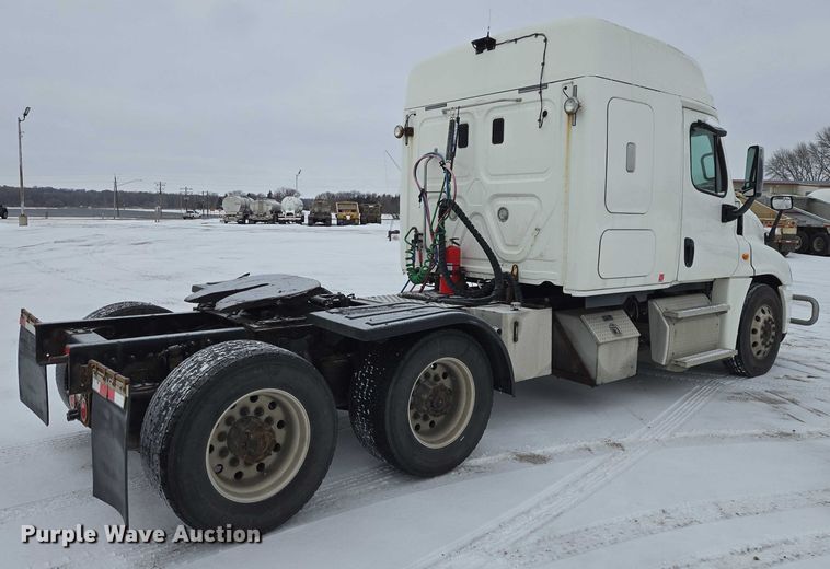 image for item EB1279 2015 Freightliner Cascadia semi truck