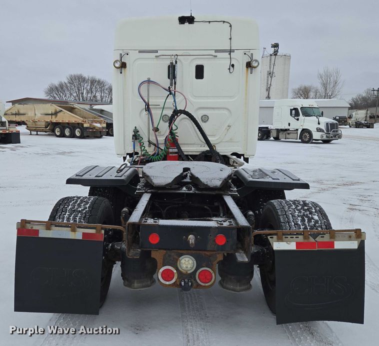 image for item EB1279 2015 Freightliner Cascadia semi truck