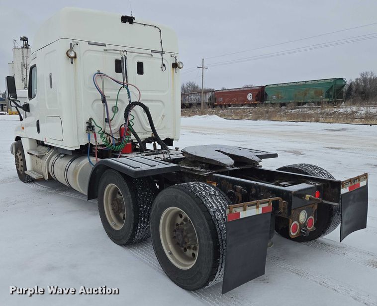 image for item EB1279 2015 Freightliner Cascadia semi truck