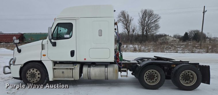 image for item EB1279 2015 Freightliner Cascadia semi truck
