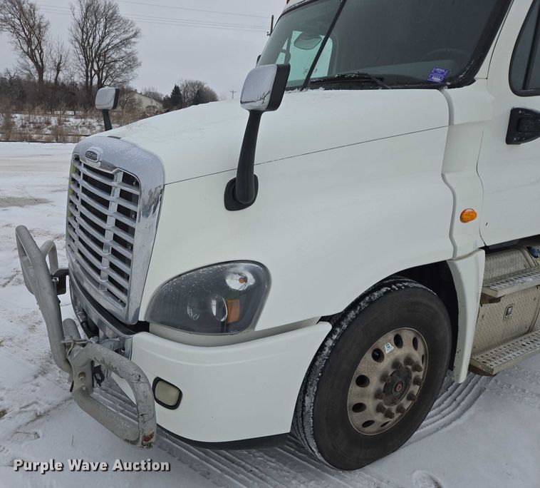 image for item EB1279 2015 Freightliner Cascadia semi truck