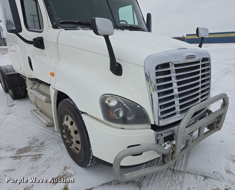 image for item EB1279 2015 Freightliner Cascadia semi truck