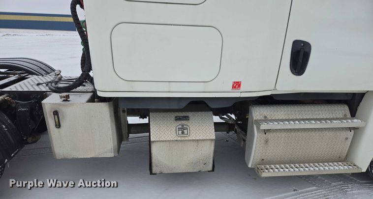 image for item EB1279 2015 Freightliner Cascadia semi truck