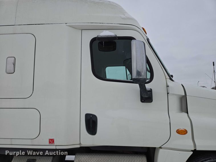 image for item EB1279 2015 Freightliner Cascadia semi truck